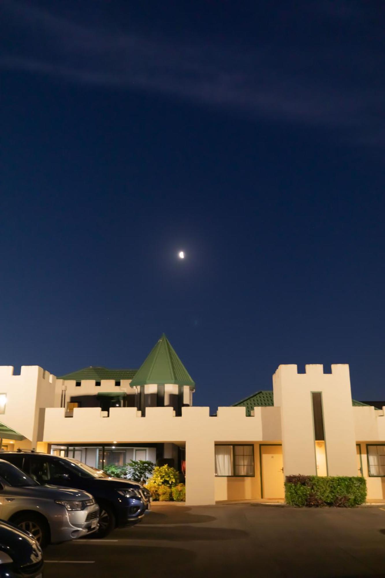 Camelot Motor Lodge And Conference Centre Палмерстън Норт Екстериор снимка